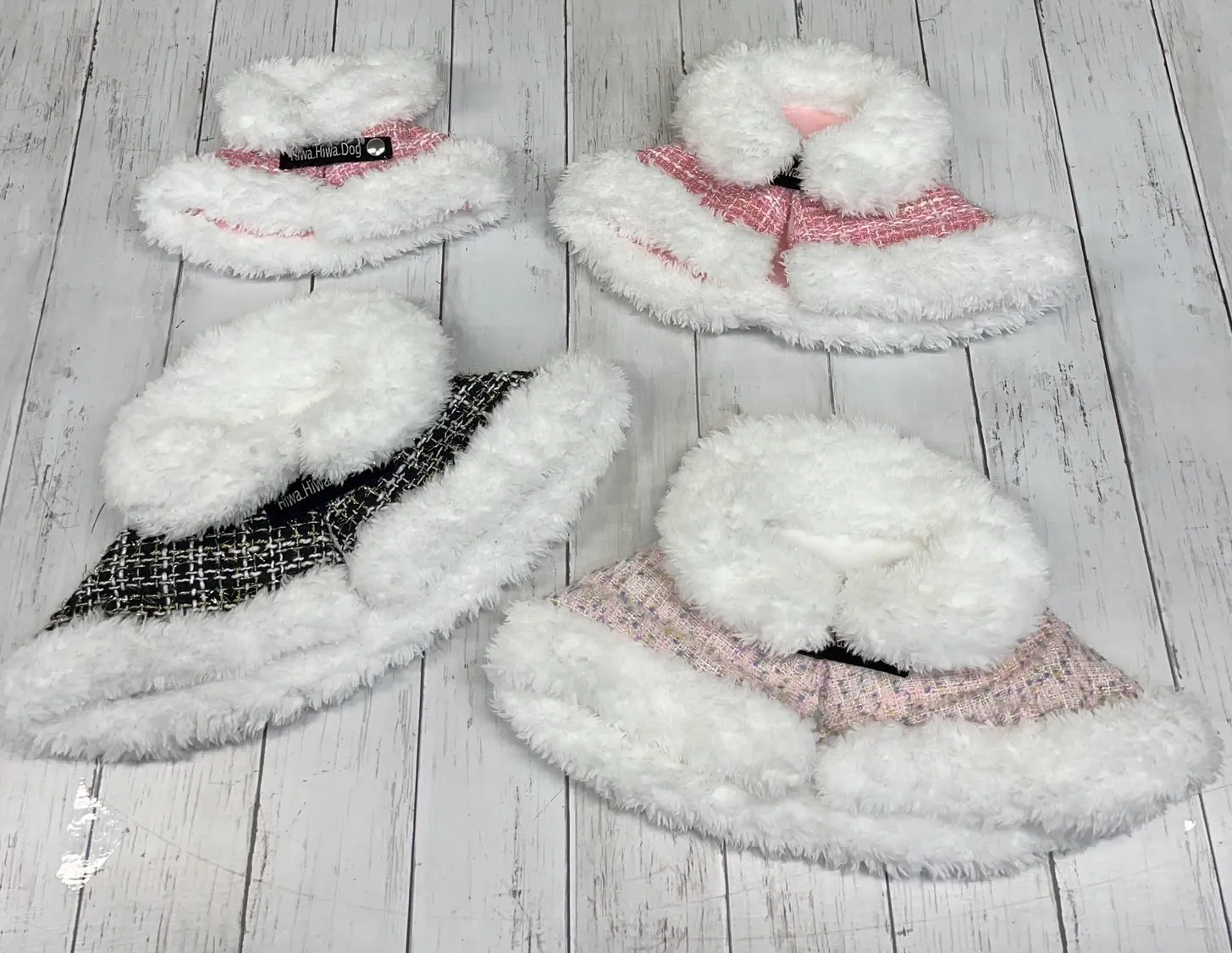 犬のためのふわふわなポンチョの写真